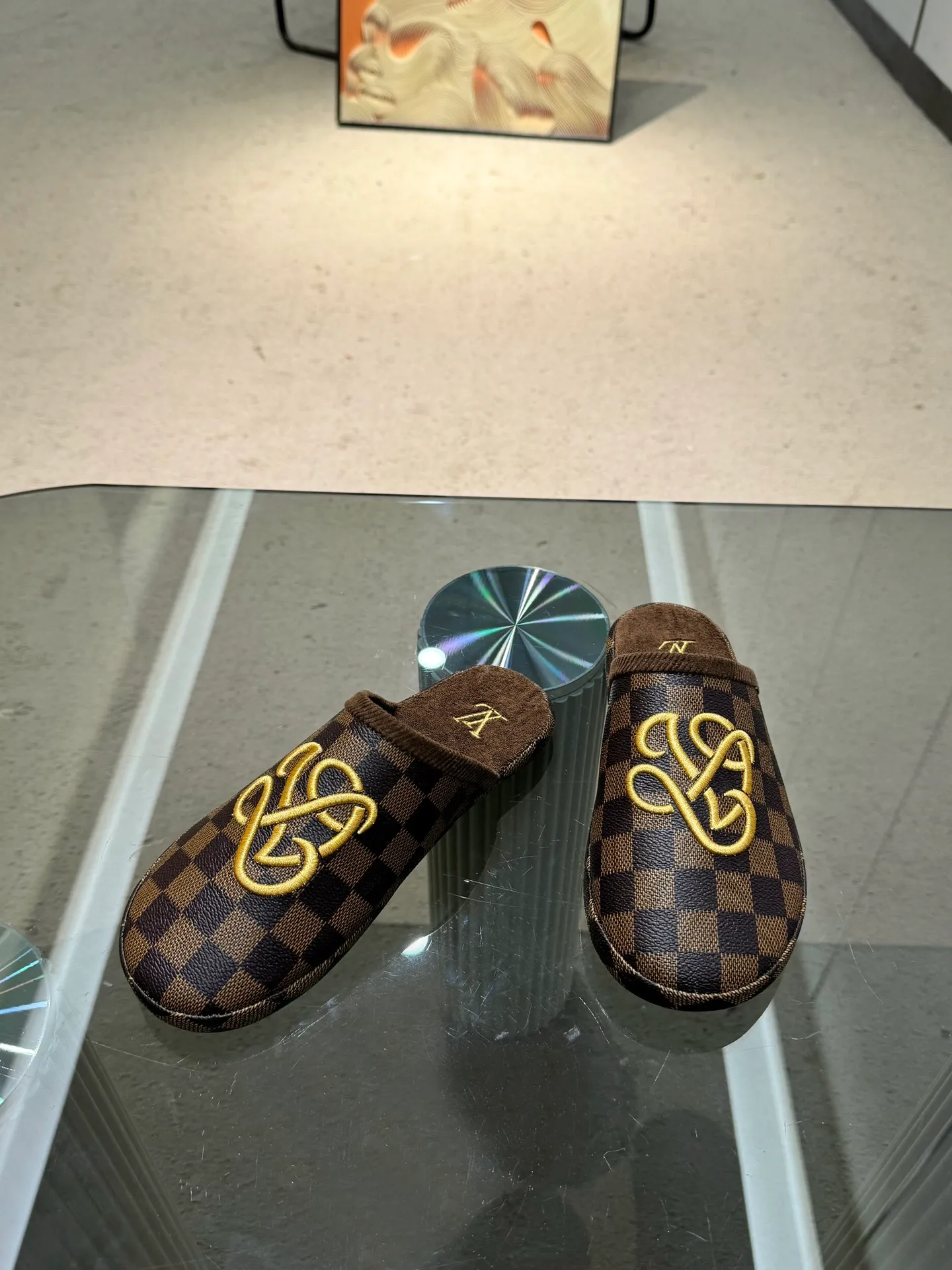 👟👟Ex-factory price 320👟👟 The 2024 couple’s counter features the latest hard goods of LV and Loewe co-branded slippers🆕 ✿Purchase level! Full of high-end feel! A popular model among bloggers at home and abroad, it’s retro and fashionable and looks amazing on your feet! Official website main recommendation code number 35-46